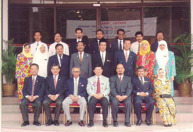 AJK Penaja bergambar dengan Pegawai Kanan IPPH selepas majlis pelancaran  KPPVSM  dan Mesyuarat Agong Pertama di Hotel Sea View , Langkawi ,1997